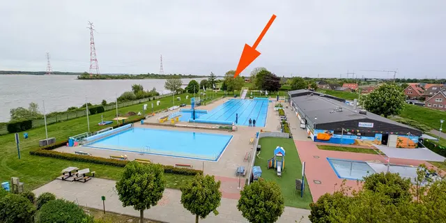 Das Freibad Hollen-Twielenfleth: Im Bereich der jetzigen Liegewiese soll das Gebäude mit den Ferienwohnungen entstehen (oranger Pfeil) | Foto: jd
