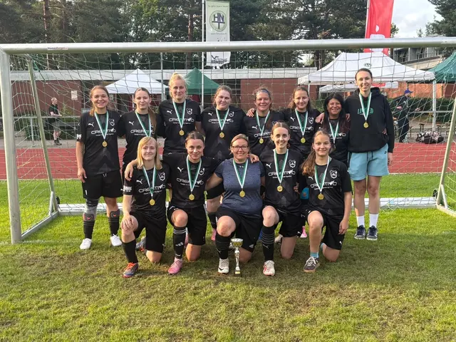 In die Kreisliga aufgestiegen und jetzt das erste Team, die SG Buchholz/Holm-Seppensen mit (hintere Reihe, v.li.): Angelina Shah, Smilla Matto, Jessica Wittling, Jacqueline Roski, Alexa von Bargen, Aimee Hauschildt, Fernanda Milewski, Paulina Bode (vorne, v.li.): Selina Oldenettel, Hannah Lohse, Roesnick, Nathalie Wolff, Amelie Hauschildt
 | Foto: BFC/Holm-Seppensen