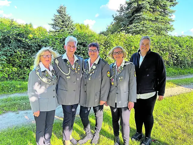 Die Damenkönigin und ihre Adjutantinnen (v. li.): Petra Vogel, Anette von Pein, Damenkönigin Ines Köster, Kerstin Gebhardt-Hoppe und Catrin Köster | Foto: Verein