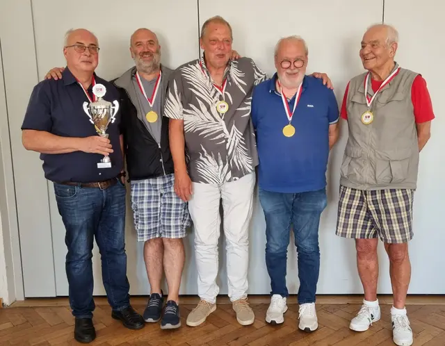 Christian Otten (2. v. re.) und seine Mannschaft, der Cuxhavener Skatclub, mit dem Skat-Landespokal | Foto: Cuxhavener Skatclub