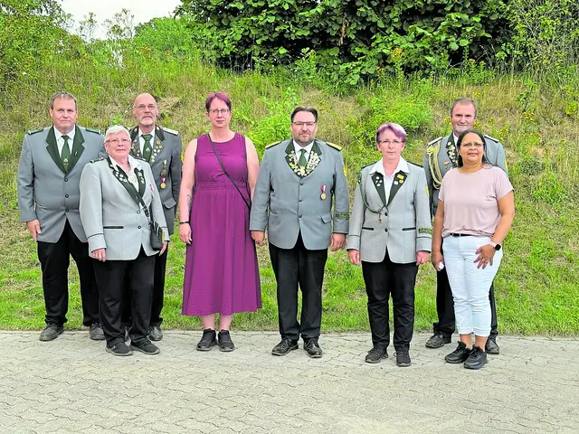 Das Königshaus vom Schützenverein Nenndorf: Schützenkönig Thorsten Vollmer mit Königin Jessica Wiechert Böttcher  (Mitte) sowie von links: Arne Wolkenhauer, Heike Schulz,  Holger Schulz, Kerstin Prasek, Wolfgang Elfert und Jane da Silva | Foto: Verein
