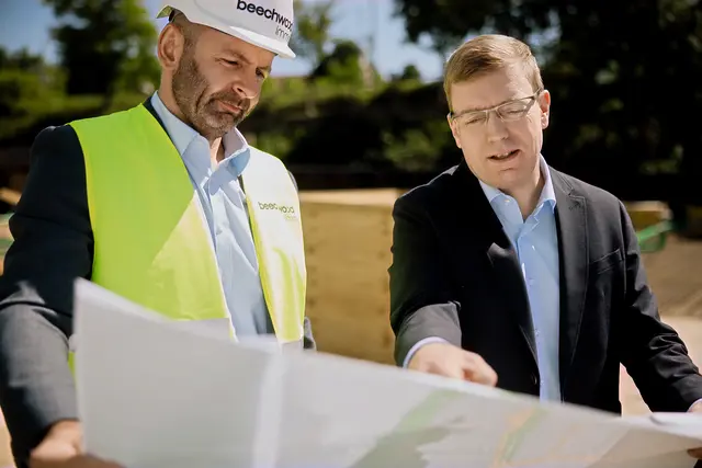 Besuch auf der Baustelle der Fa. beechwoodcamp in der Bahnhofstraße. Florian Möschter und Dirk Hirsch | Foto: Markus Schwarze