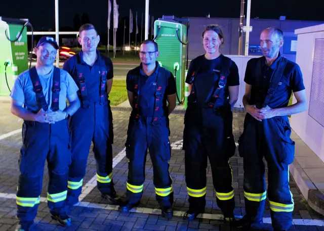 Die Mitglieder der Kreisfeuerwehreinheit „Dekon“ halfen bei der Räumung | Foto: Feuerwehr Stade