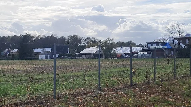 Auf dem Weg von Tostedt nach Heidenau bietet sich dieser Anblick: Nahezu jedes Dach in der "Siedlung" ist zerstört | Foto: sh