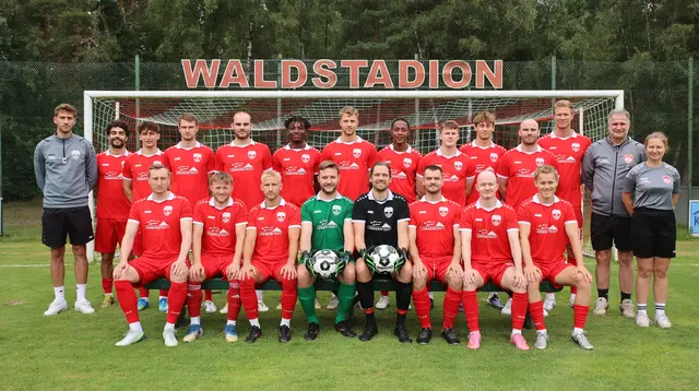 Die SG Scharmbeck-Pattensen-Ashausen startet mit mehr Erfahrung in die neue Saison (hinten v.l.): Co-Trainer Yannik Hinsch, Leo Padin-Castineiras, Hannes Trodler, Maxi Garbers, Marvin Schulga, Lamine Kone, Simon Meyer?, Mohamed Camara, Til Boving, Jan-Niklas Schulga, Thorben Riemer, Trainer Marinus Bester, Physio Kine Matthies sowie (vorne v. li): Jannik Teege, Dennis Kuchenbecker, Freddy Pein, Brian Mehm, Paul Petersen, Felix Zabiensky, Leon Fischer, Micha Oertzen. Es fehlen unter anderem Sascha Damm, Moritz Bahn, Abdul Rauf, Yannick Kochlin und Felix Peschke.  | Foto: ks