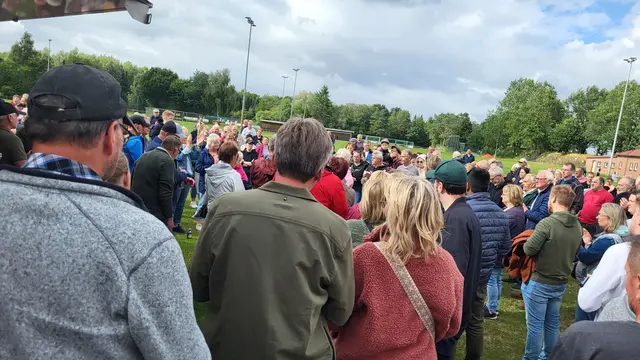 Hunderte Heidenau kamen auf den Sportplatz | Foto: sh