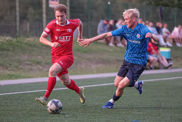 Tizian Backhaus (links), hier im Spiel gegen Ahlerstedt/Ottendorf, erzielte im Spiel gegen Drochtersen/Assel II den Ehrentreffer | Foto: ks