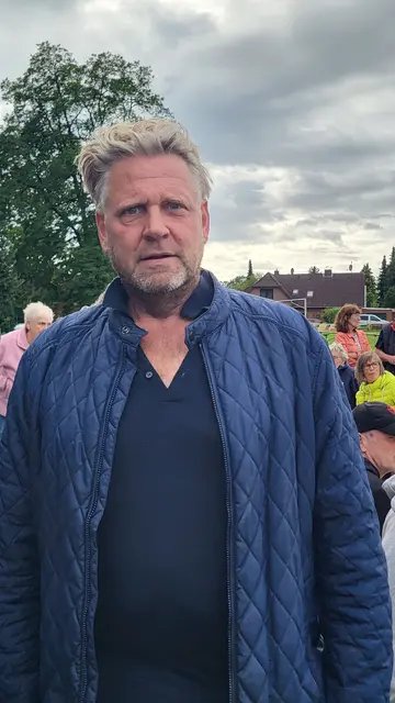 Dierk Beneke (CDU), Bürgermeister von Heidenau, lud die Einwohner auf den Sportplatz ein, um sie auf den neuesten Stand zu bringen | Foto: sh