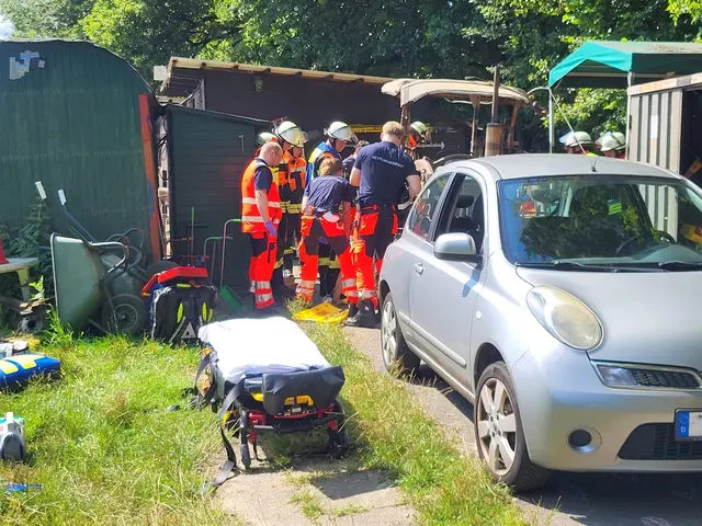 Mittels einer Hydraulik konnte der Mann aus Seine  unglücklichen Lage befreit werden | Foto: A. Feldtmann