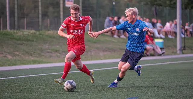 Tizian Backhaus (links), hier im Spiel gegen Ahlerstedt/Ottendorf, erzielte im Spiel gegen Drochtersen/Assel II den Ehrentreffer | Foto: ks