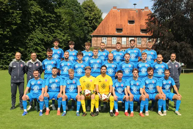 Der FC Este 2012 hat den Kader für die Bezirksliga auch in der Breite verstärkt (obere Reihe v.li.): Adrian Schack, Linus Spruth, Max Marten, Alex Torkin, David Perlitz, Jona Cohrs, Philipp Raschke, (Mitte, v.li.): Torsten Tempel (TW-Trainer), Kolja Bremer (Betreuer), Jan Bünning, Henry Schneider, Timon Kusch, Niklas Holst, Johannes Junge, Felix Vomhof, Jan-Luca Johannsen, Micha Heins, Philipp "Nacho" Inacio (Trainer) sowie (vorne v.li.): Johann Leinweber, Marcel Rosenkranz, Luca Hauschild, Nils Fecke, Özgür Kiziltas, Justin Birkholz, Janne-Luka Jennrich, Manuel Maintz, Jannes Heins. 
Es fehlen: Niklas Heins, Kevin Machado, Benjamin Schlüter und der sportliche Leiter Sven Timmermann | Foto: FC Este 2012