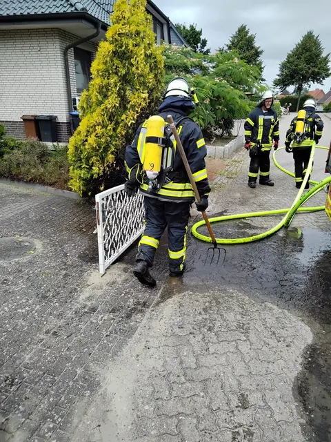 Das schnelle Eingreifen der Anwohner verhinderte die Ausbreitung des Feuers | Foto: Feuerwehr Agathenburg