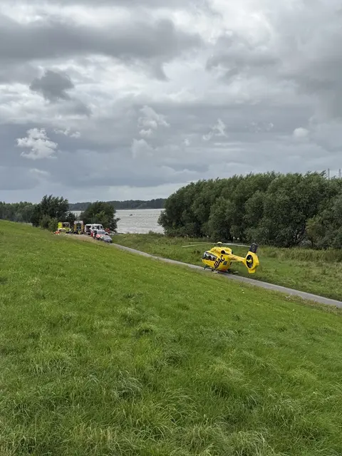 Mit einem Rettungshubschrauber wurde der Verletzte ins Krankenhaus nach Hamburg gebracht | Foto: T. Ladwig - Feuerwehr Gemeinde Jork