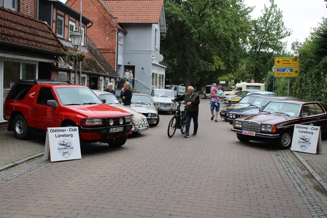 In der Winsener Straße war die Oldtimer-Schau ein echter Hingucker