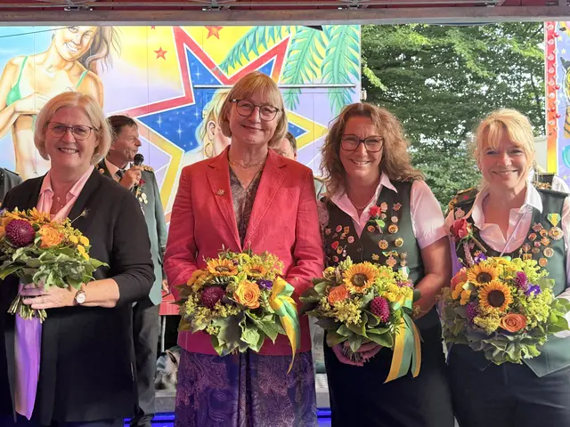 v.l.n.r.: Adjutaentendame Petra Paschke, die ehemalige Königin Sybille Meyer, Adjutantendamen Nicole Vaubel und Sylvia Fischer  | Foto: Silke König 