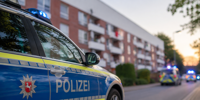 Die Polizei rückte am Sonntagabend zu einem Streit zwischen zwei Familien in Bützfleth aus. Dabei war auch eine Waffe im Spiel (Symbolbild) | Foto: KI-generiert