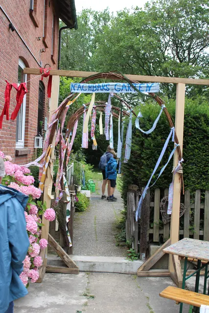 Neben dem Café-Gelände lockte auch Nachbars Garten mit Attraktionen | Foto: ce