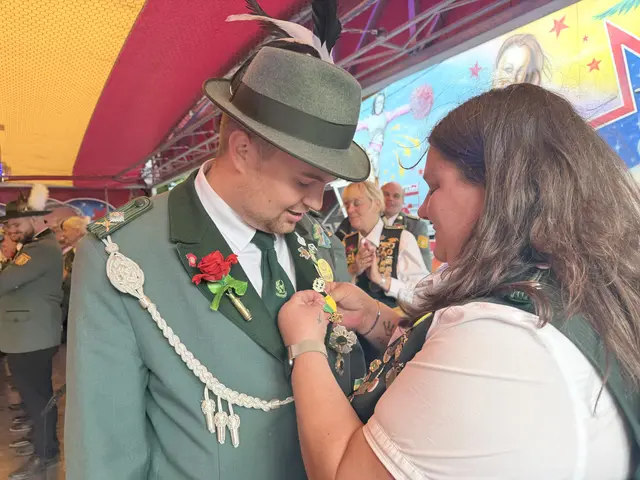 Klaas Renck bekommt den Jugendkönigsorden von seiner Mutter Katrin Dekker-Renck | Foto: Silke König 