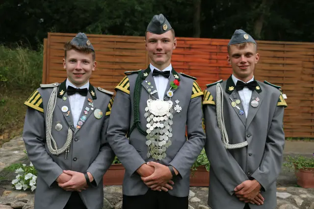 Jungschützenkönig Sascha Pohl mit seinen Adjutanten Marlin Lemke (li.) und Jannis Klußmann | Foto: Schützenverein Neu Wulmstorf 