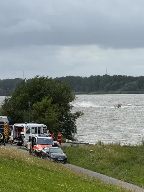 Ein Verletzter musste aus dem Wasser bei Hanöfersand gerettet werden | Foto: T. Ladwig - Feuerwehr Gemeinde Jork