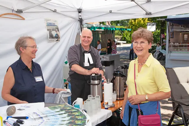 Pastor Peter Klindworth und Kirchenmitarbeiter baten zum Kaffeeplausch | Foto: Kirchengemeinde Salzhausen-Raven