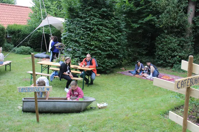 In Nachbars Garten konnten die Erwachsenen relaxen und die Kinder nach Plastikedelsteinen buddeln | Foto: ce
