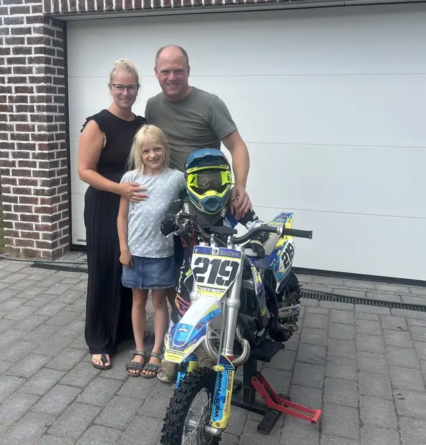 Emil mit seiner Familie: Schwester Emma, Vater Nino und Mutter Ann-Kathrin Siedler | Foto: sts
