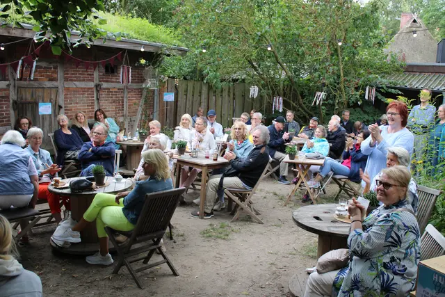 Das Publikum im Café-Garten war begeistert von Sandra Kecks Show | Foto: ce