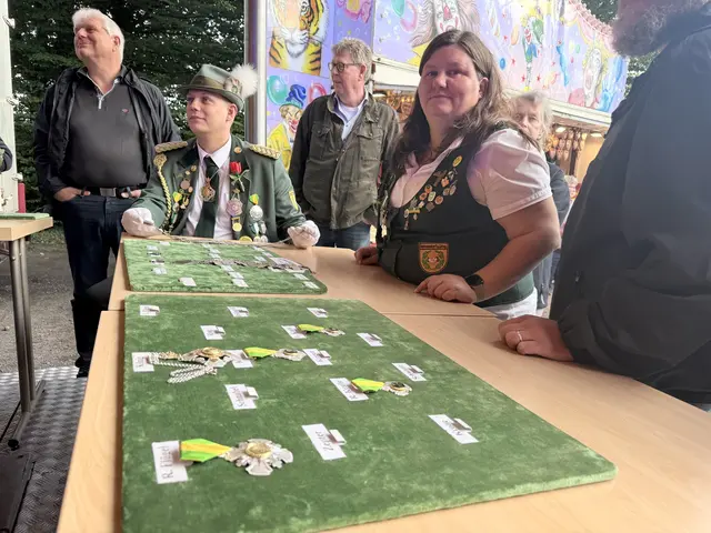 Wie immer wurden zahlreiche Orden vergeben. Im Bild u.a. Leroy Tiede, 2. Vorsitzender  | Foto: Silke König 