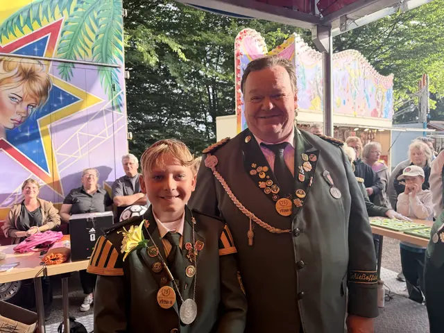 1. Schriftführer Hans-Herbert Hain mit Kinderkönig Michel Adorf  | Foto: Silke König 