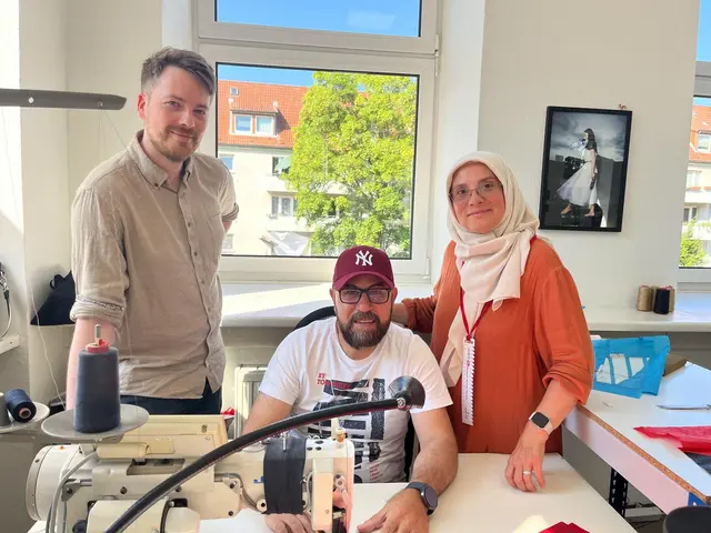 Bürgermeisterkandidat Friedemann Blaffert (li.) zu Besuch in der Produktion Made auf Veddel mit Zübeyde Bildir (re.) und Ahmad Deeb | Foto: Jochen Ambacher