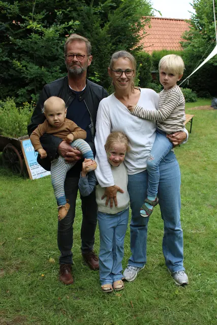 Begeistert nicht nur vom Kinderschminken: Armin Willing mit Tochter Kim sowie (v. li.) den Enkeln Friedrich-Wilhelm, Karla und Ludwig | Foto: ce