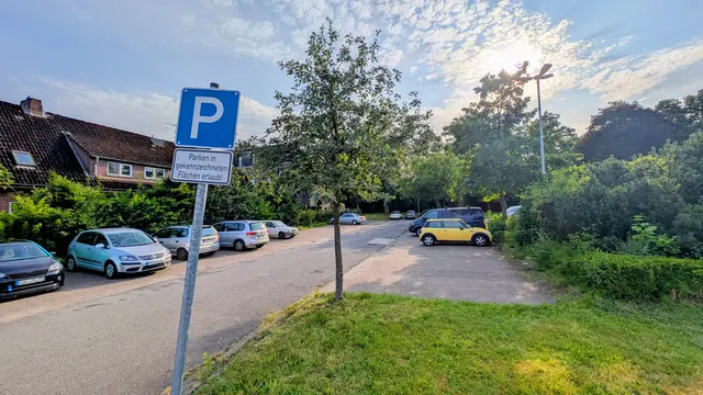 Auf diesem bisherigen Parkplatz an der Stader Salztorscontrescarpe soll das Hospiz entstehen | Foto: jd