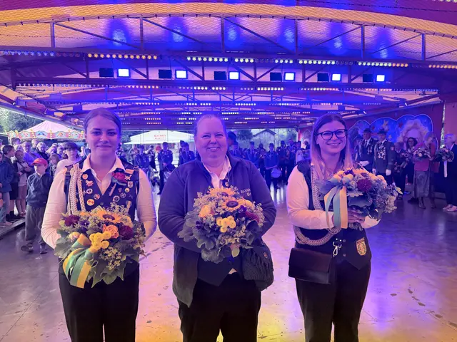 Damenkönigin Britta Hain (Mitte) mit ihren Adjuntantinnen Shona Falke (li.) und Hannah Plachetka  | Foto: Silke König 