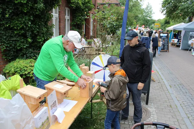 Am Stand des Naturerlebniswerks Vierhöfen konnte man Nistkästen bauen | Foto: ce