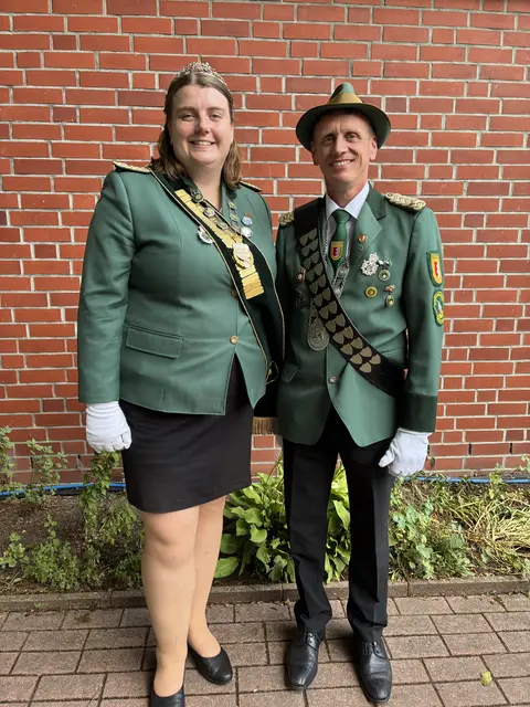 Das neue Königspaar Jan Tiedemann und Lena Peters | Foto: Schützenverein/Elfers