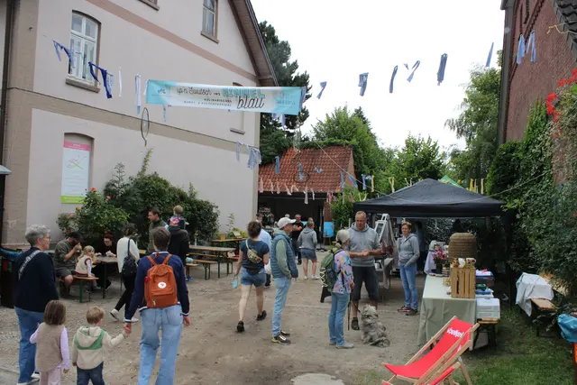 Das Gelände rund um das "Café &amp; Köstlich" stand ganz im Zeichen des "Himmelblau"-Festivals | Foto: ce