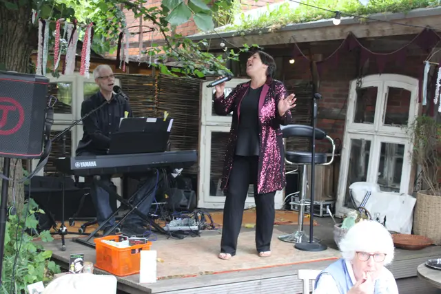 Als Stargast rockte Schauspielerin und Sängerin Sandra Keck mit ihrem Pianisten Stefan Hiller die Café-Bühne | Foto: ce