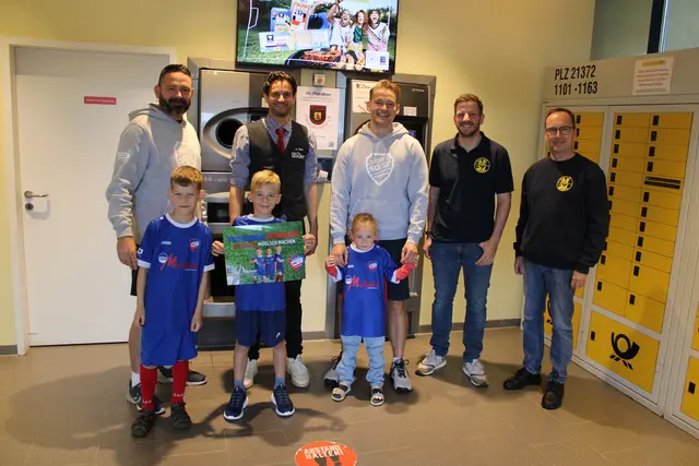 Werben für die Fandbon-Aktion: (hi., v. li.) Sven Brenn (SG SaGa), Edeka-Marktinhaber Marco Düver, Lennart Quitschau (SG SaGa) sowie Carl Diedrich und Lars Schulenburg von der Feuerwehr Salzhausen mit (vorne, v. li.) den Nachwuchs-Fußballern Richard, Johnny und Nola | Foto: ce