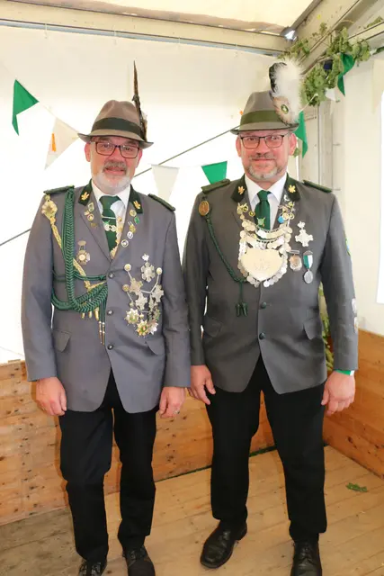 Vogelkönig Thies Klußmann (re.) mit seinem Adjutanten Detlef Cohrs | Foto: Schützenverein Neu Wulmstorf