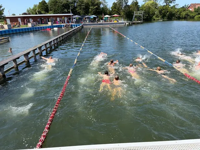 Schwimm-Staffel im Naturbad  | Foto: ig