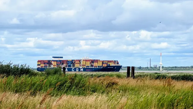Ein riesiges Containerschiff schiebt sich die Elbe hoch Richtung Hamburger Hafen | Foto: jd