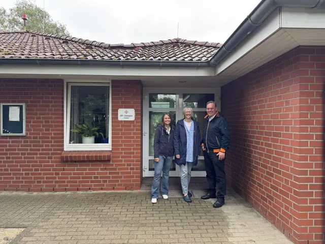 Vor der Kita in Stöckte (v. li.): Hanna Helmcke (DRK), Kita-Leiterin Annette Dammann und Bürgermeister André Wiese | Foto: Stadt Winsen