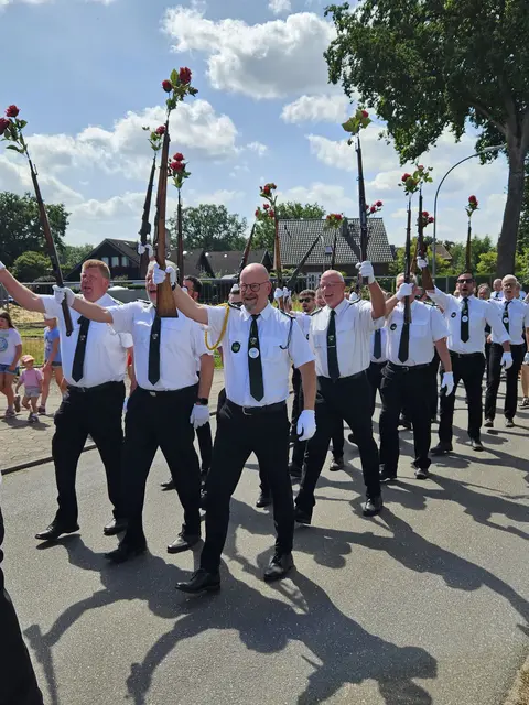 Eine schöne Tradition: Der große Festumzug durch die Weinberge | Foto: Gordon Zabel