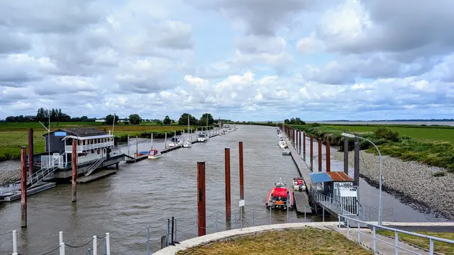 Vor dem Ruthenstrom-Sperrwerk befindet sich ein Sportboothafen | Foto: jd