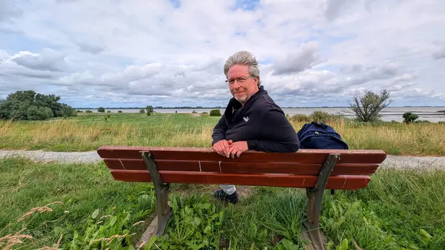 Wolken, Wind und wilde Sturmfrisur: WOCHENBLATT-Redaktionsleiter Jörg Dammann auf seiner Deichtour | Foto: bcd