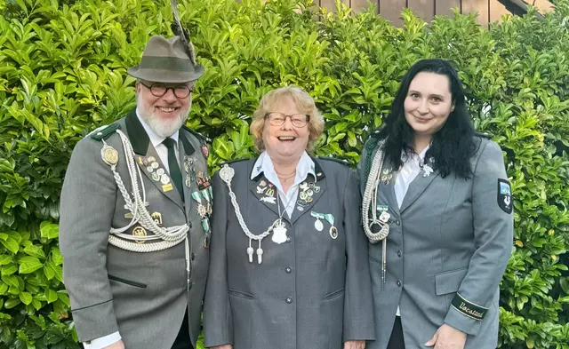Damenkönigin Barbara Parwulski mit ihren Adjutanten Nico Parwulski und Sarah Hornbostel