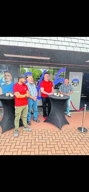 Bei der Eröffnung (v. li.): Steffen Karow (Geschäftsführer Fitomat Nenndorf), Volkmar Block (2. Bürgermeister der Gemeinde Rosengarten), Ognjen Postic (Inhaber und Geschäftsführer Fitomat) sowie Thomas Flügge (Bürgermeister von Nenndorf) | Foto: roe