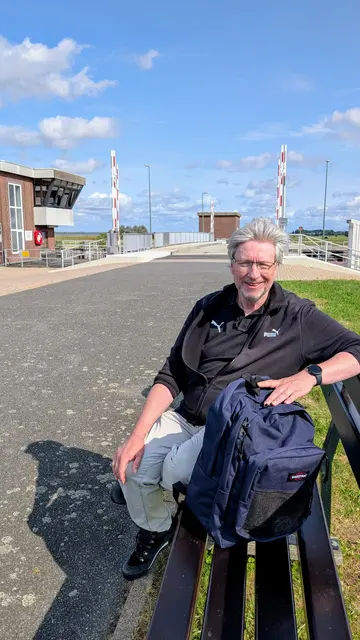Kurze Verschnaufpause auf einer Sitzbank neben dem Süderelbe-Sperrwerk | Foto: jd