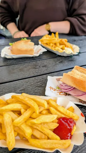 Kulinarische Küsten-Kombination: Matjesbrötchen mit Pommes | Foto: jd
